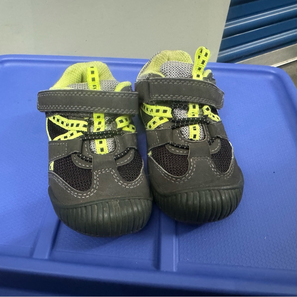 Boys Smart Fit sneakers sz 7 infant